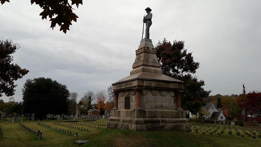 Monumento a los confederados caídos, con las tumbas de los soldados a su alrededor, en Fredericksburg (Virginia)