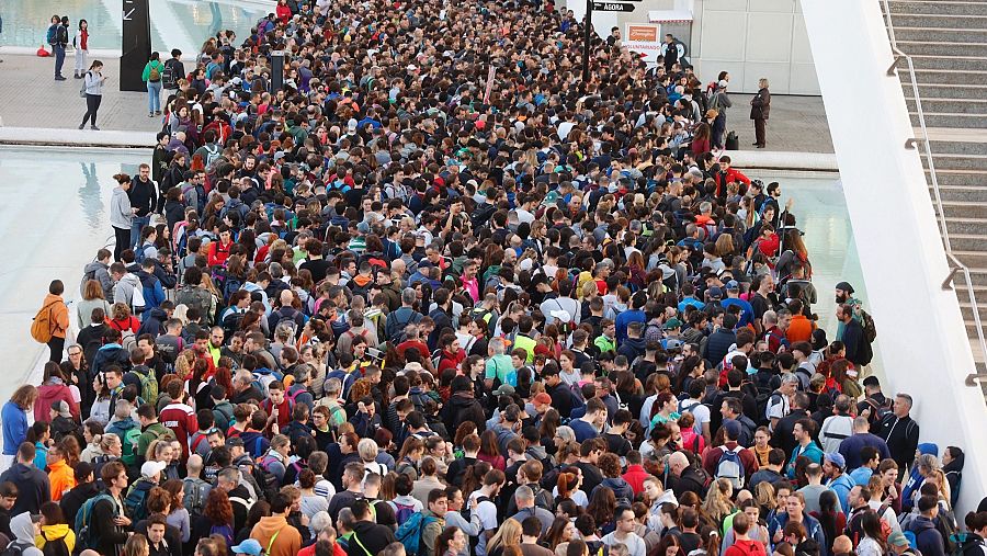 Miles de personas se presentan como voluntarios para ayudar a los damnificados por la dana