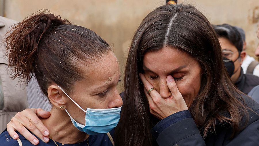 La reina Letizia, emocionada durante su visita a Paiporta este domingo