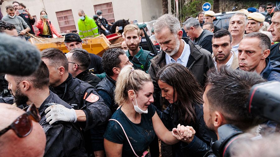 El rey Felipe VI y la reina Letizia consuelan a una vecina de Paiporta