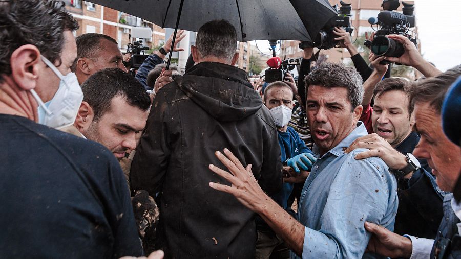 El president de la Generalitat, Carlos Mazón, durante su visita a la zona afectada por la DANA