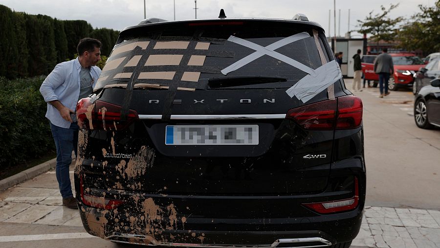 Vista de uno de los coches de la comitiva real dañados en Paiporta