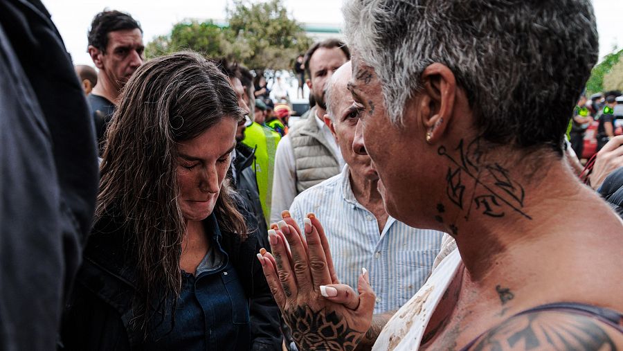 La Reina Letizia durante su visita a una zona afectada por la DANA