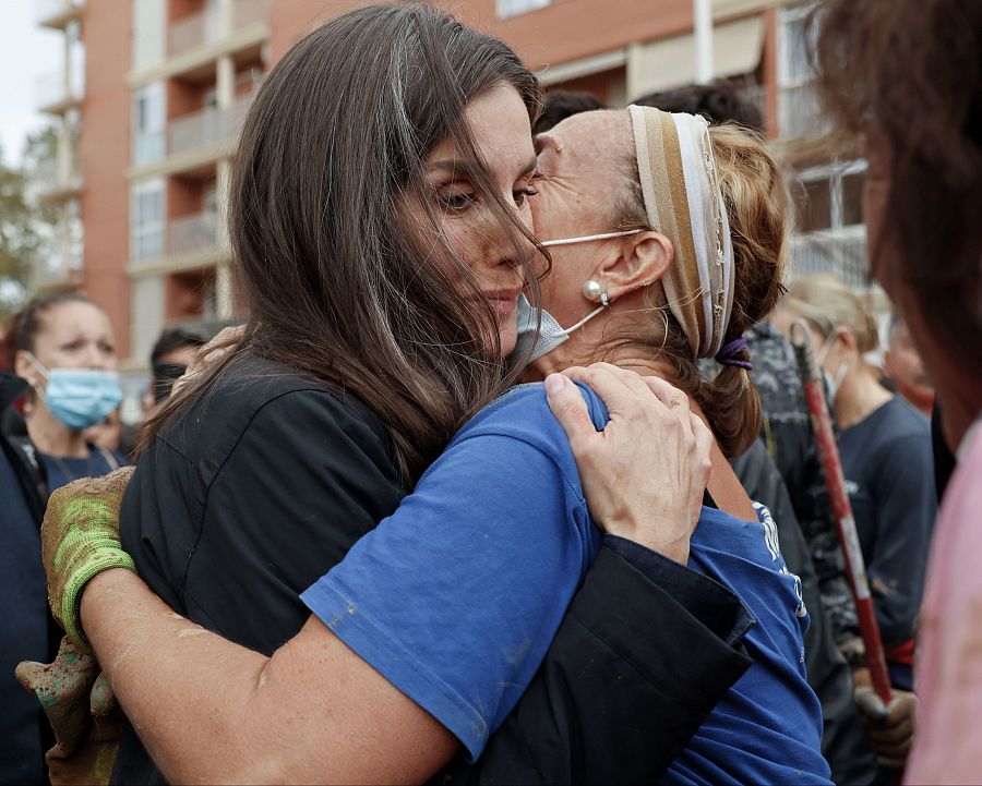 La reina Letizia consuela a una víctima de las inundaciones, durante su visita a Paiporta