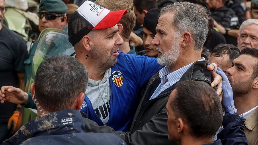 El rey Felipe VI abraza a un afectado por la DANA en Paiporta