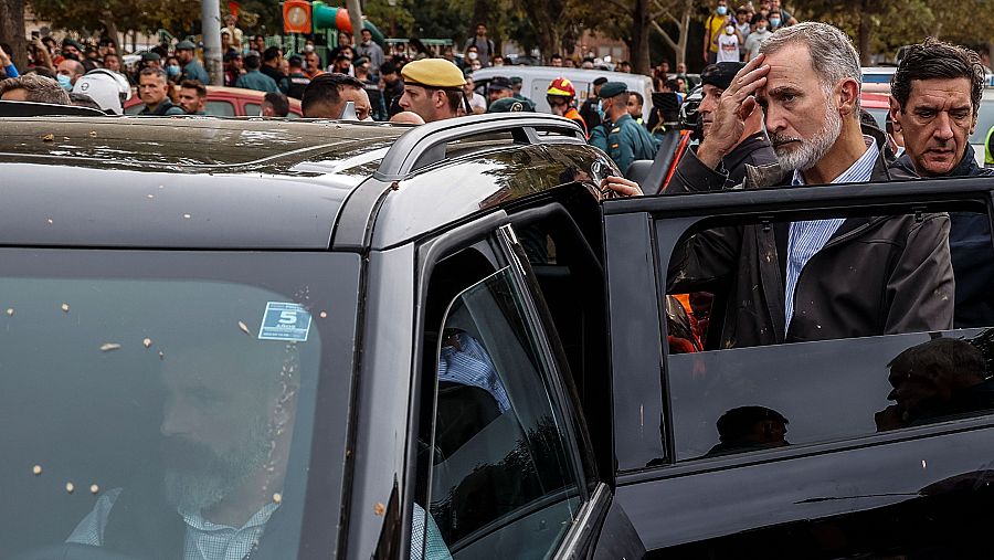 El rey Felipe VI es escoltado hasta el coche oficial para abandonar Paiporta