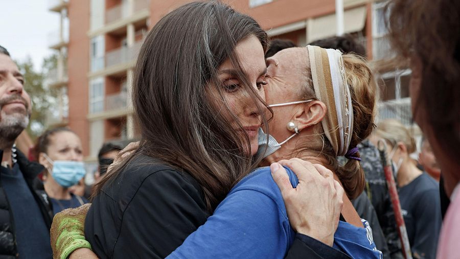 Insultos y lanzamiento de barro a la comitiva de los reyes al llegar al centro de Paiporta