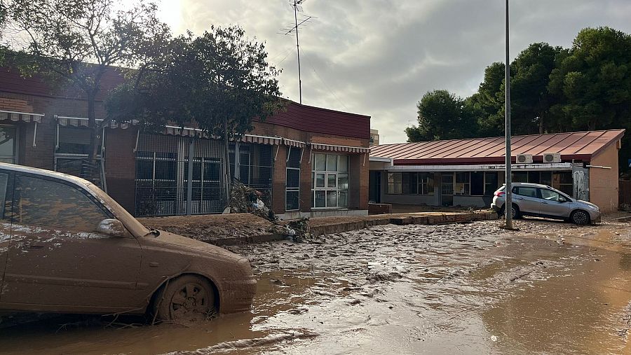 Coches exterior colegio DANA