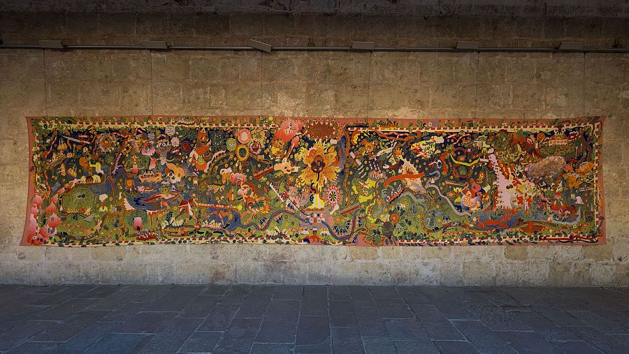 ‘A Largely Distorted Yet Surprisingly Ordered Map of Regular Irregularities: A Dense Description of the Present Day History of the Future’ (2023), un tapiz monumental de la artista neerlandesa Fanja Bouts