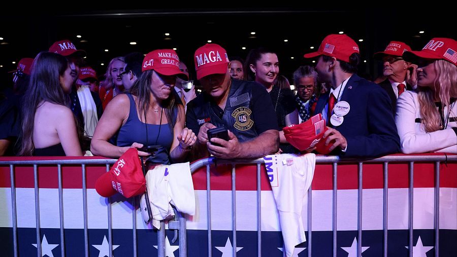 Seguidores esperan la salida del candidato presidencial republicano para celebrar un acto de la noche electoral