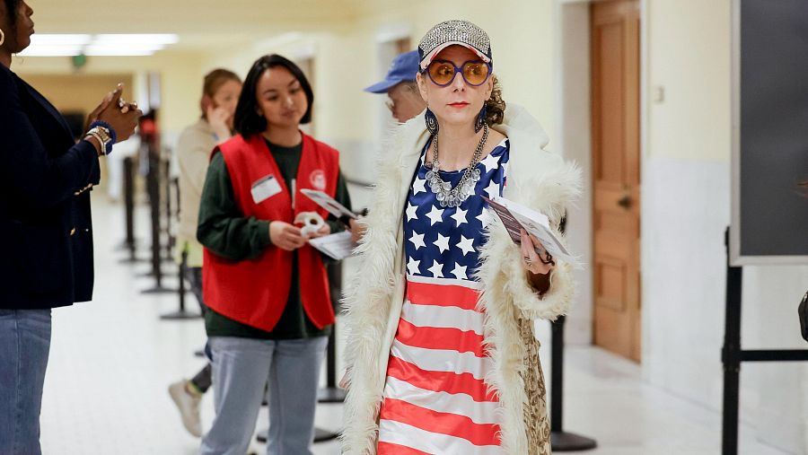 Una votante vestida con la bandera estadounidense