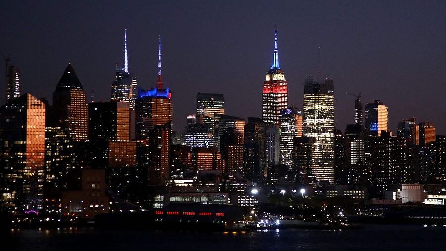 Los edificios del horizonte de Nueva York, incluido el Empire State Building (centro) se iluminan en rojo, blanco y azul para marcar el día de las elecciones