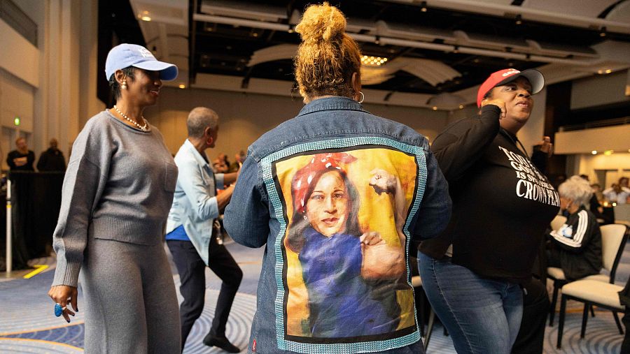 Una ciudadana estadounidense muestra su chaqueta con la imagen de Kamala Harris en el Hyatt Regency en Atlanta, Georgia