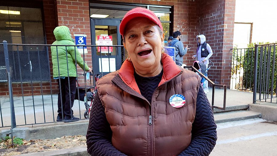 Maricruz Eduardo habla durante una entrevista con EFE tras depositar su voto en un centro de votación en el vecindario de El Barrio, en Nueva York