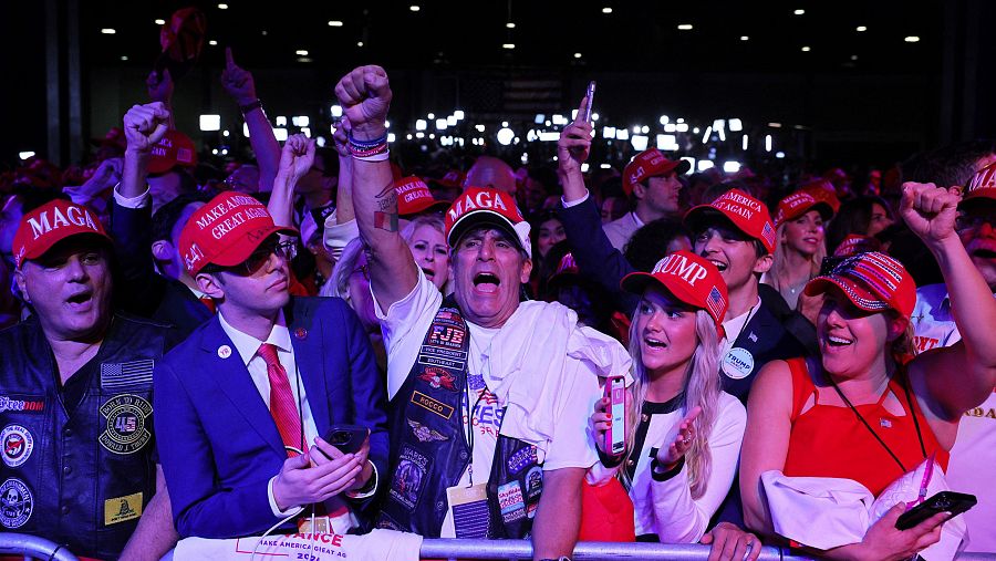 Partidarios del candidato presidencial republicano Donald Trump reaccionan en el lugar del mitin en el Centro de Convenciones del Condado de Palm Beach en West Palm Beach, Florida.