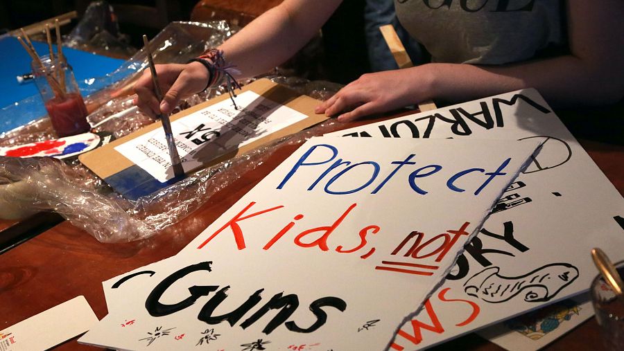 Preparación de carteles para una manifestación en defensa de aprobar medidas más restrictivas que protejan a los menores de las armas