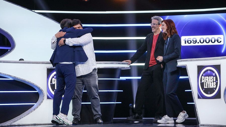 Abrazo entre José Prados y Aitor Albizua después de ganar el bote de ‘Cifras y Letras’