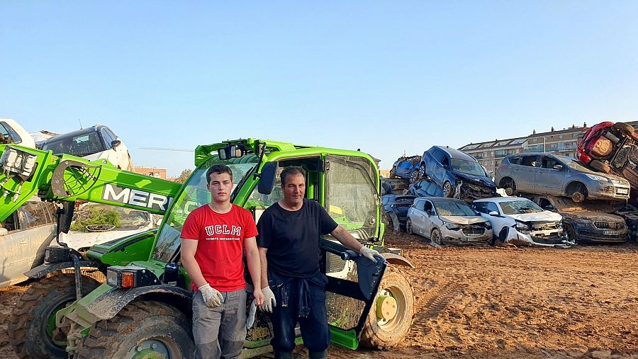 Andrés y Quico, agricultores de La Yunta que trabajan como voluntarios en Catarroja, Valencia