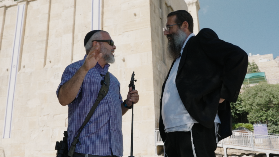 Yishai Fleisher y un colono charlando en la explanada de la Tumba de los Patriarcas / David Sieira