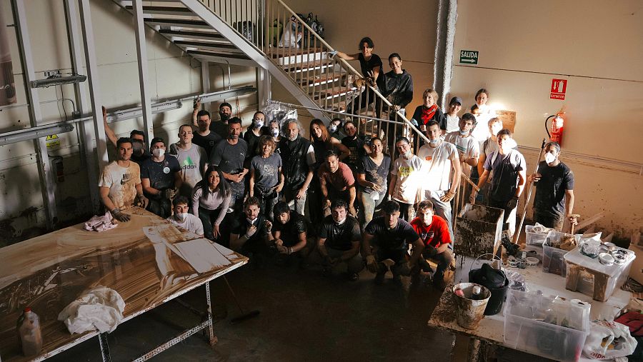 Voluntarios en el taller de Hortensia