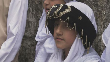 Niña ataviada con traje tradicional yazidí