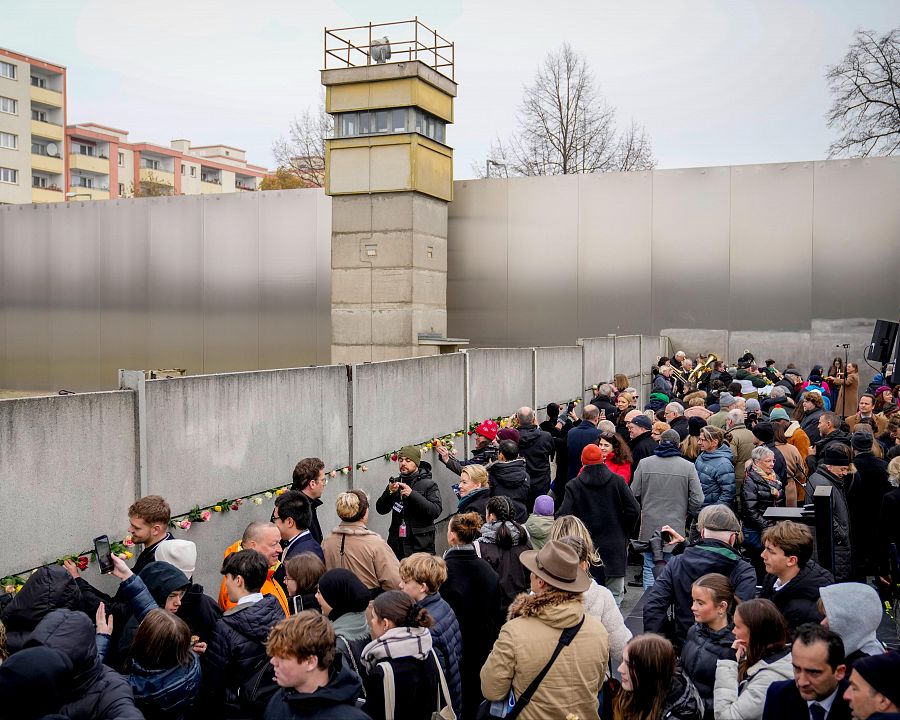 Actos conmemorativos junto a una torre de vigilancia preservada para evitar el olvido