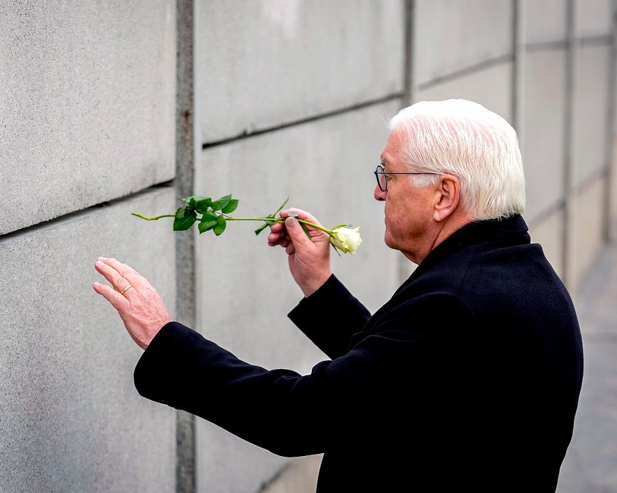 El presidente alemán, Frank-Walter Steinmeier, deposita una flor en los vestigios del muro de Berlín