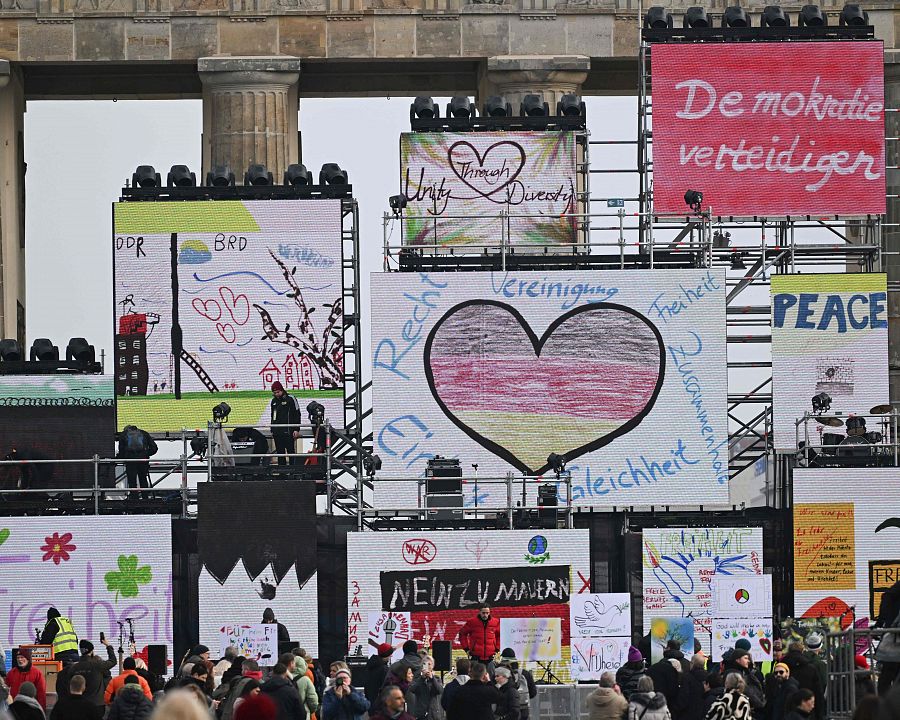 Muro de pancartas por la libertad en la Puerta de Brandemburgo de Berlín