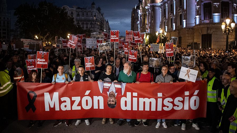 La pancarta de cabecera, con el lema de la manifestación 'Mazón dimisión'