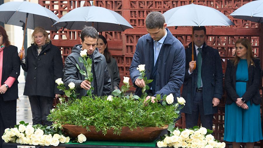 Flores y silencio en la conmemoración del Día de la Memoria del Parlamento Vasco