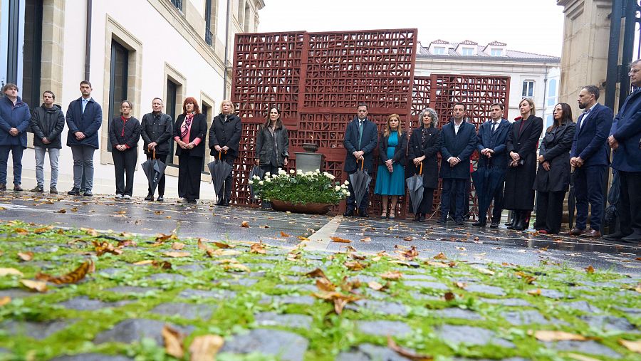 Flores y silencio en la conmemoración del Día de la Memoria del Parlamento Vasco