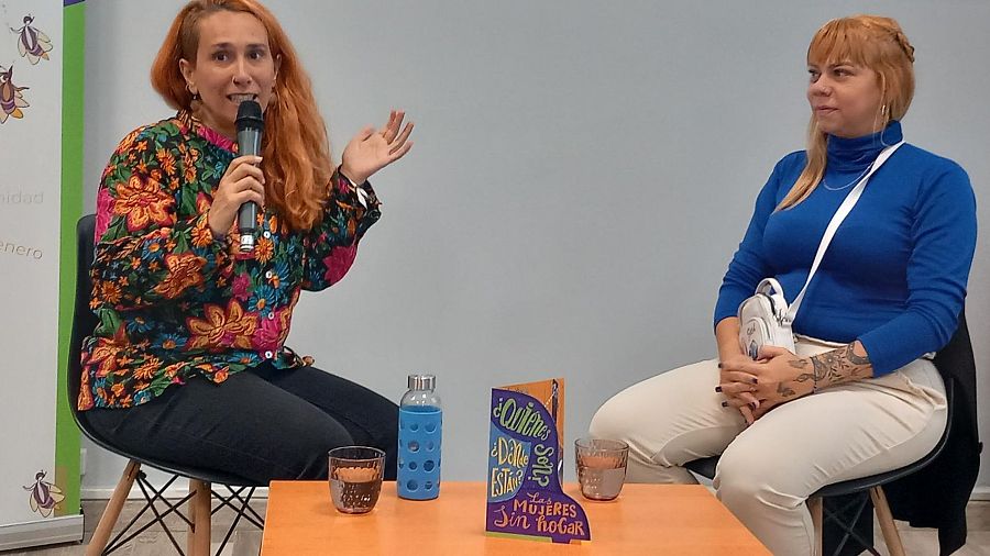 Cruz García Heras y Claudia participan en la presentación de la campaña sobre las mujeres sin hogar.
