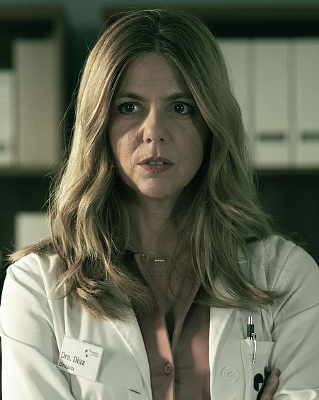 La actriz Daniela como la Dra. Díaz en la serie 