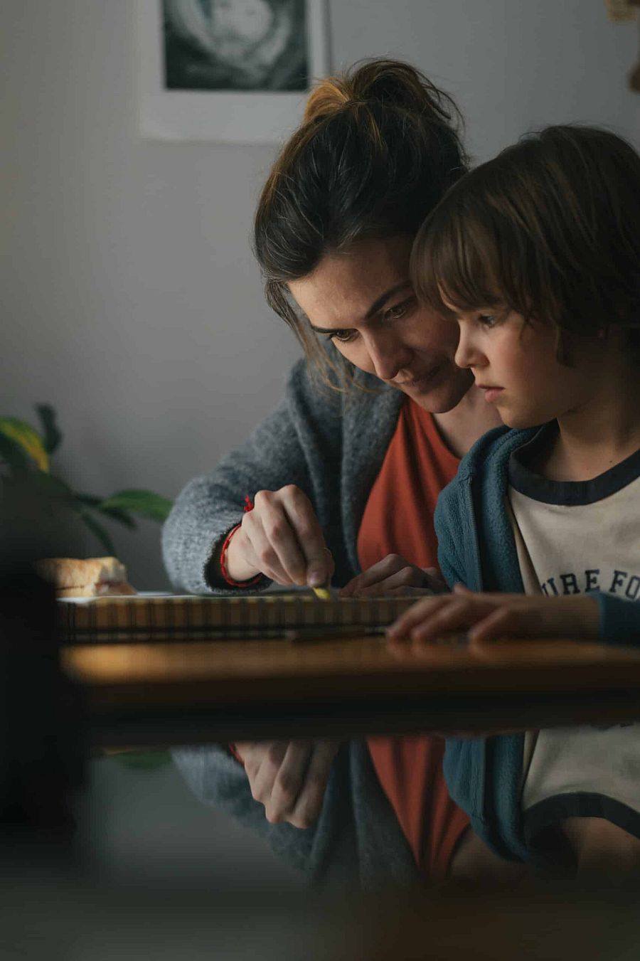 Maribel Verdú ayuda a su hijo con los deberes en una escena de la película 'La mitad de Ana'.