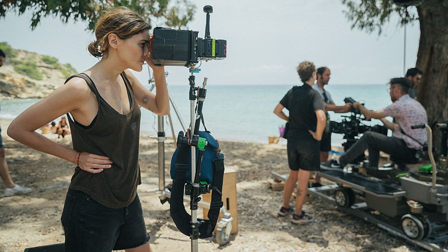 Manuela Vellés graba una escena de 'La mitad de Ana' en una playa.