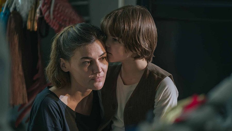 Manuela Vellés recibe un beso en la mejilla de un niño en un fotograma de 'La mitad de Ana'.