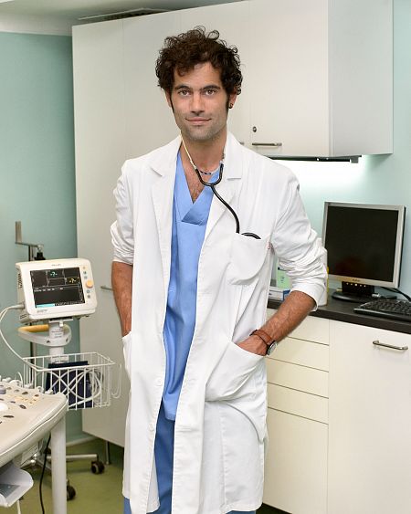 Médico en consulta con equipo médico.