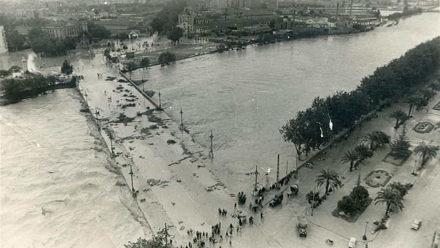 Fotografía aérea de la ciudad de Valencia inundada tras la crecida del río Turia en 1957.