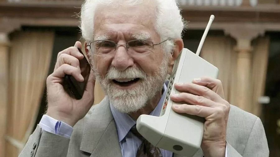 Martin Cooper, inventor del teléfono movil, realiza una llamada con un dispositivo antiguo