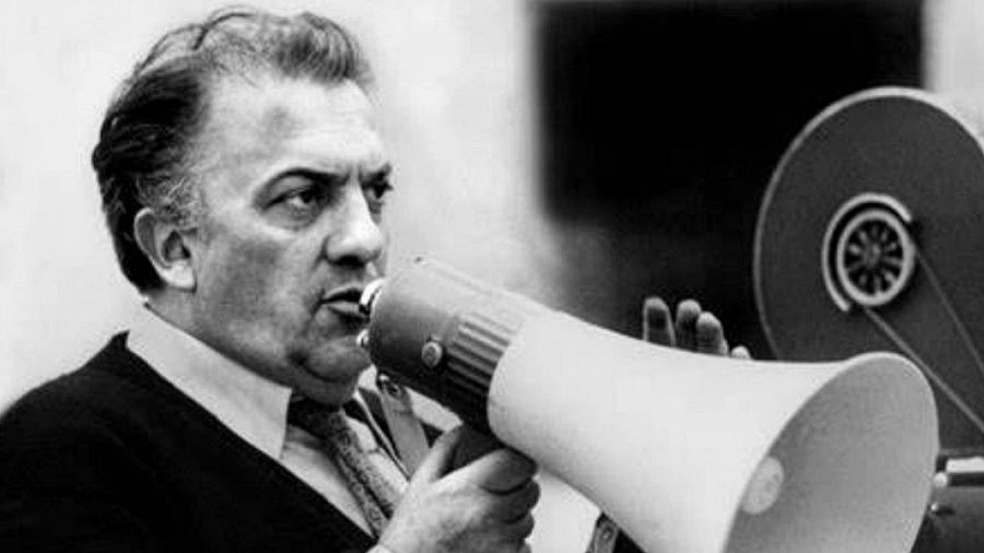 Federico Fellini dirigiendo con un megáfono