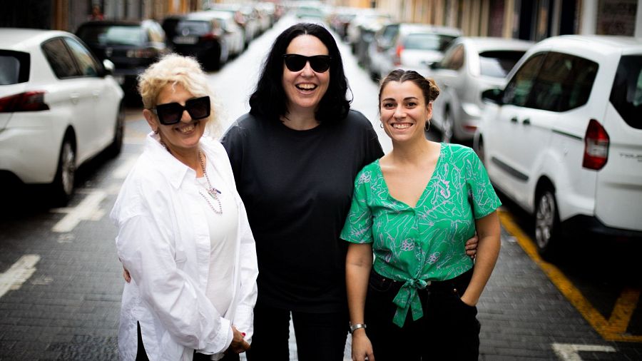 Parole de Queer y Galletamaria sonrientes en una foto en la calle.