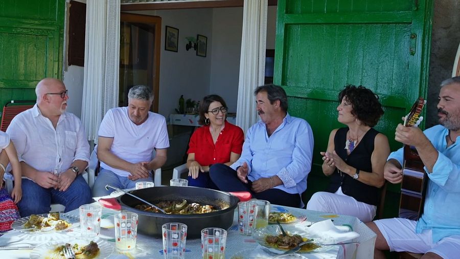 Sílvia Abril cantant havaneres amb els veïns de Palafrugell a 'La recepta perduda'