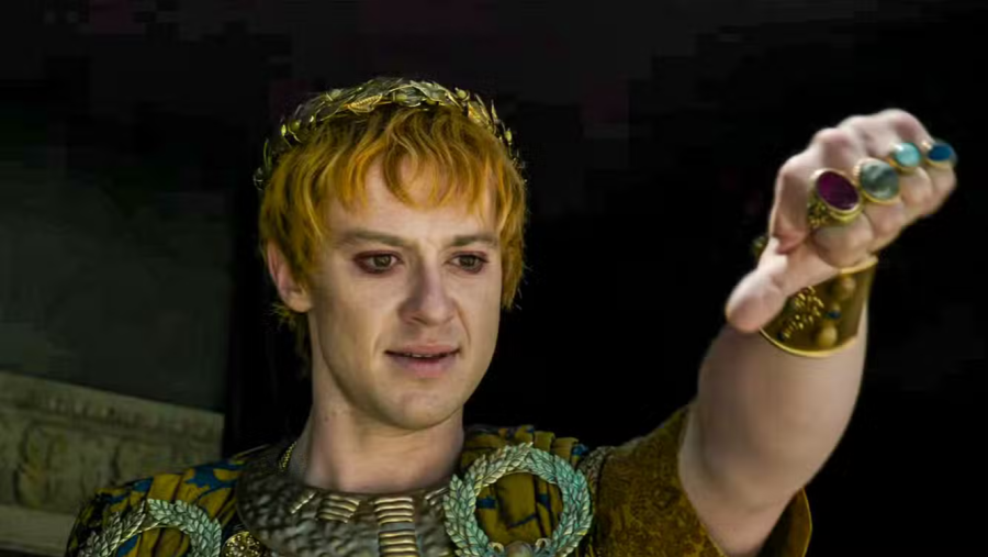 Joseph Quinn como el emperador Geta en 'Gladiator II', con gesto de desaprobación.