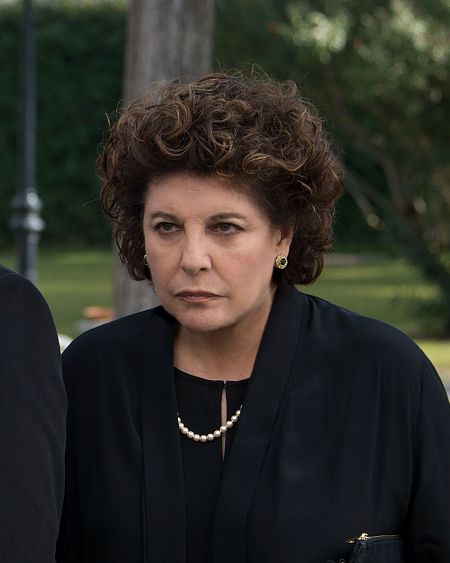 Esperanza Aguirre, con gesto serio, viste chaqueta negra y collar de perlas.