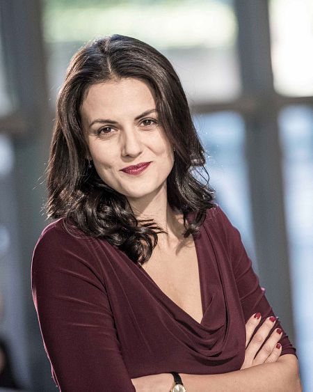 La actriz española Isabel Aboy posa con los brazos cruzados y mirando a cámara.