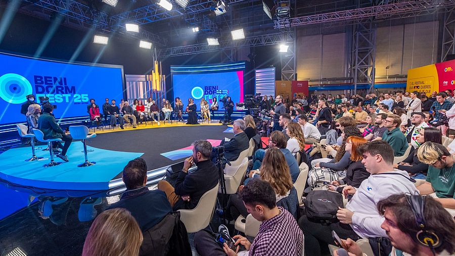 Rueda de prensa del Benidorm Fest con los presentadores, participantes, público y medios de comunicación.