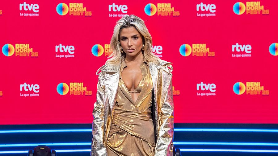 Blanca Paloma, representante de España en Eurovisión, posa en el photocall del Benidorm Fest con un vestido y chaqueta dorada.