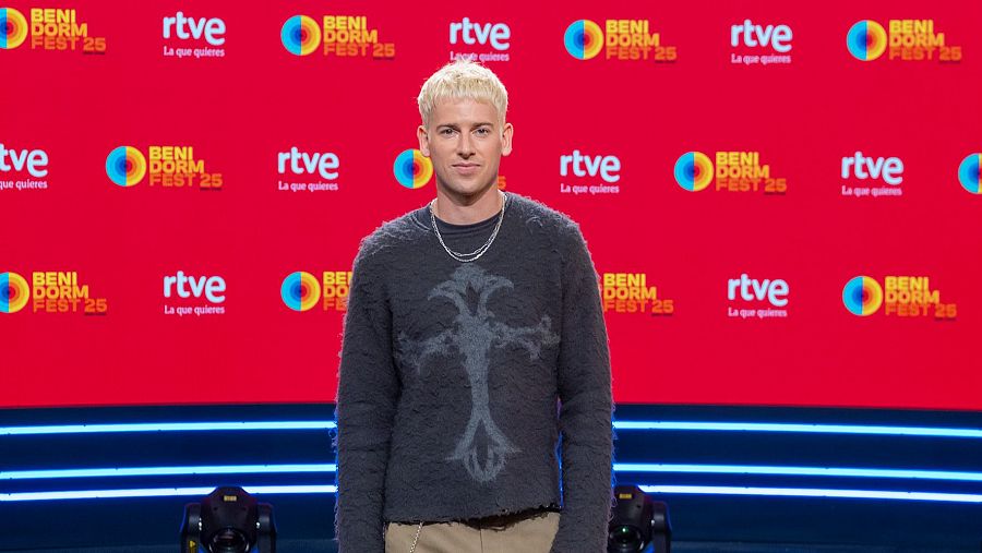 Blanca Paloma posa en el photocall de RTVE del Benidorm Fest 25 con un jersey oscuro y pantalones beige.