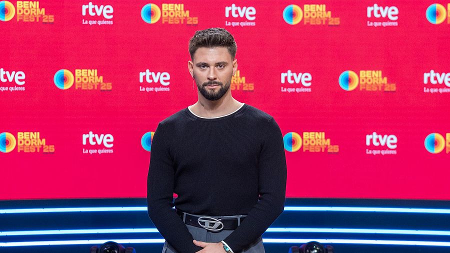 Agoney, en la rueda de prensa del Benidorm Fest 2024.