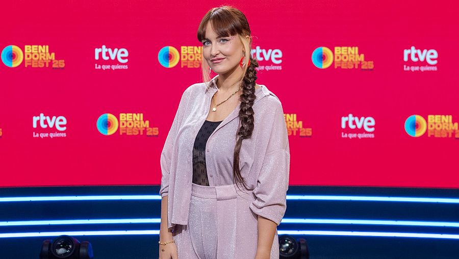 Blanca Paloma, ganadora del Benidorm Fest, posa en la presentación de RTVE para Eurovisión.